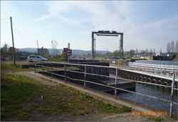 Místo vyústění zakrytého profilu potoka do Vltav