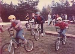 Závody BMX 1987, borovice okolo sadu jsou ještě poměrně mladé