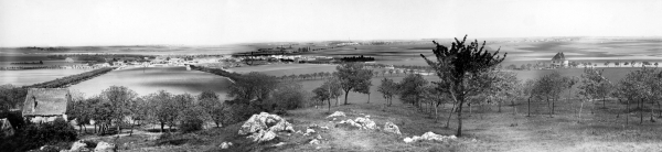 Panoramatický snímek z roku 1926, který zachycuje pohled od kříže na vrcholku sadu směrem k Ďáblicím (Archiv hl. m. Prahy)