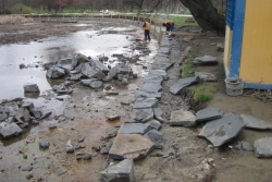 Ukázka výstavby kamenného obkladu záhlaví zdí (rybník ve Stromovce)
