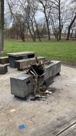 Vandalismus na piknikových místech v parku Stromovka
